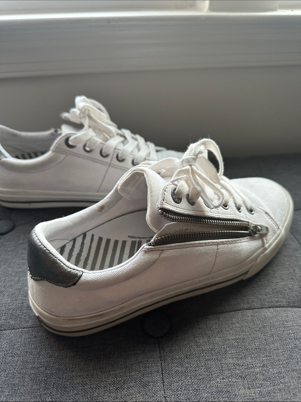 Taos Z-Soul White Canvas Low Top Sneakers Metallic Pewter Zip Womens 9W